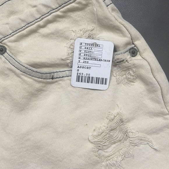 Urban Outfitters Levi’s Frayed Cream Jean Shorts NWT - Picture 2 of 4